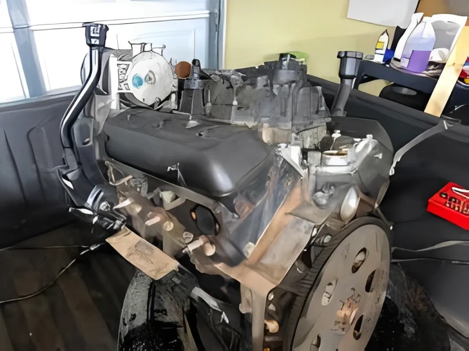 3.6L Pentastar V6 engine bay inspection in a 2025 Jeep Grand Cherokee Laredo