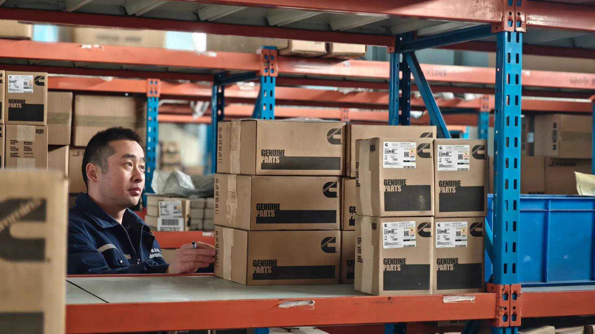Engine parts inventory in the VPGASKET warehouse